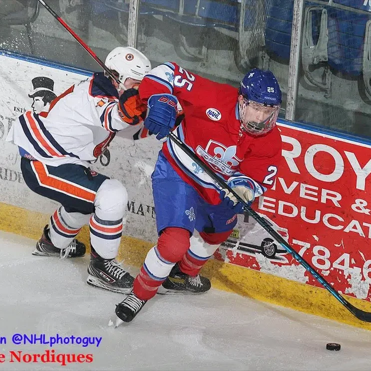 Murch-forwards-puck (1)